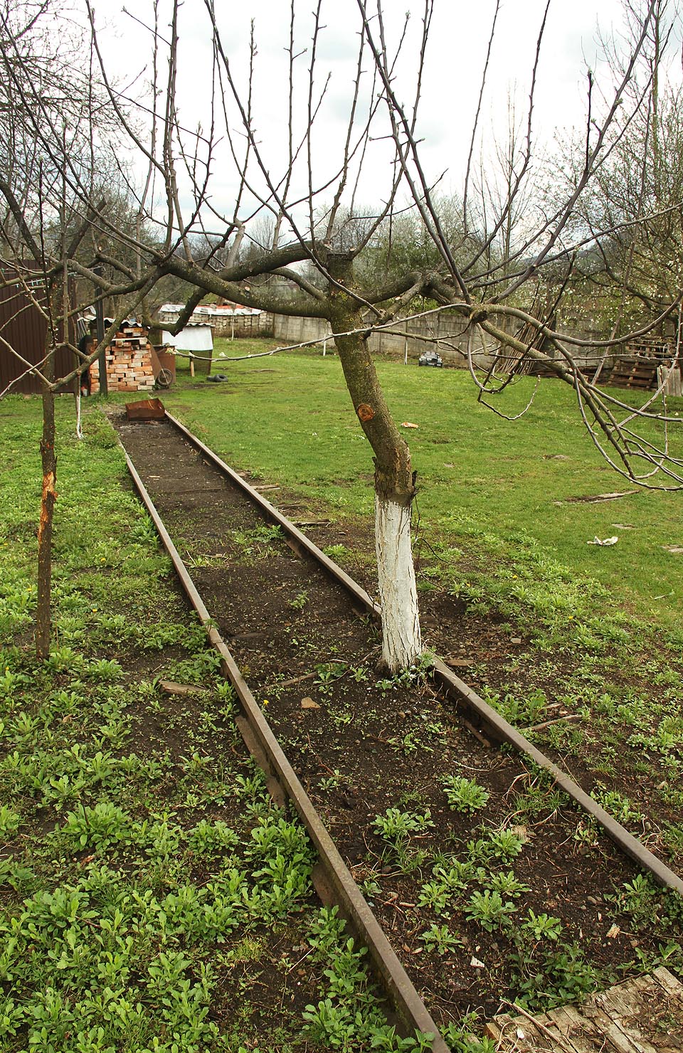 Část nádraží byla rozprodána místním domkařům. Majitel zahrady na snímku kdysi pracoval v továrně za zdí vpravo, s nostalgií vzpomíná na doby, kdy mu za domem jezdily vlaky (parní lokomotiva jeho rodičům kdysi zapálila střechu) a uchovává jednu staniční kolej jako upomínku na lepší časy.