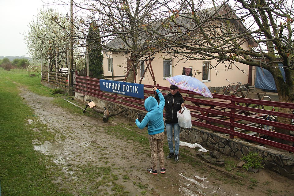 Druhá zastávka nese název Чорний Потік podle nedaleké vesnice, do které míří podstatně více cestujících.