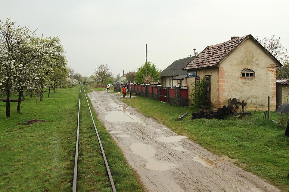 Zastávka Шаланки v deštivém dopoledni jarního dne roku 2017.