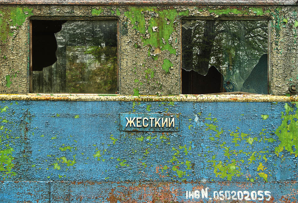 Жесткий znamená houževnatý, odolný či tvrdý - jde o dříve běžné označení osobních vozů s dřevěnými sedadly.