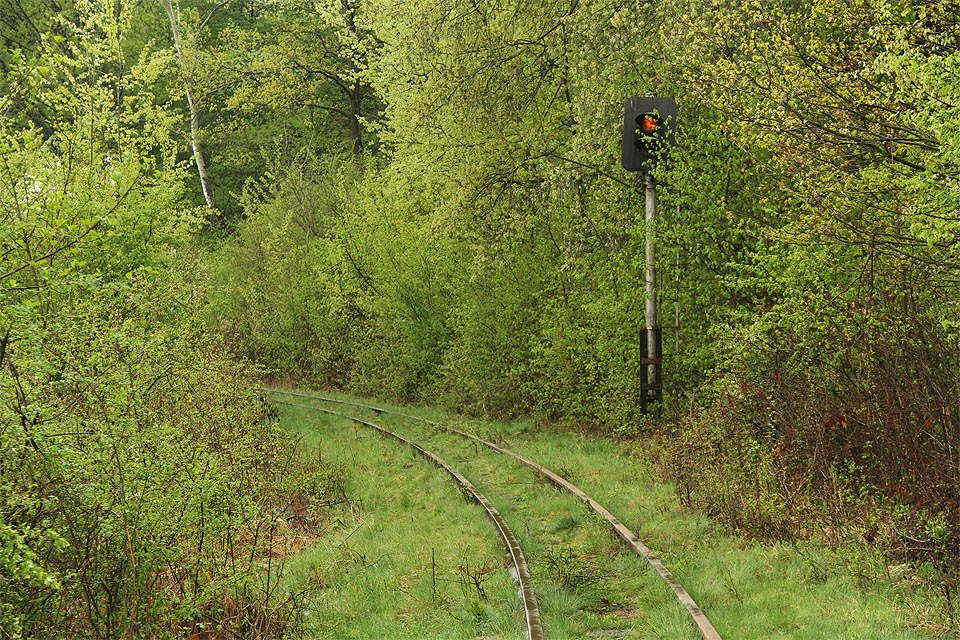 …v roce 2017 už zde svítil ochablým světlem jen moderní semafor, připevněný ke konstrukci bývalých napínacích závaží.