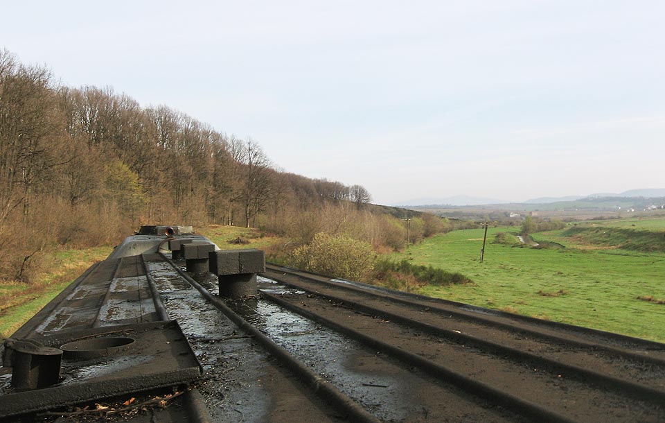 Vychuntat si krajinu podél dráhy je možné bezprostředně třeba ze střechy vozu. Na bezpečnost se tu (naštěstí) příliš nehledí.