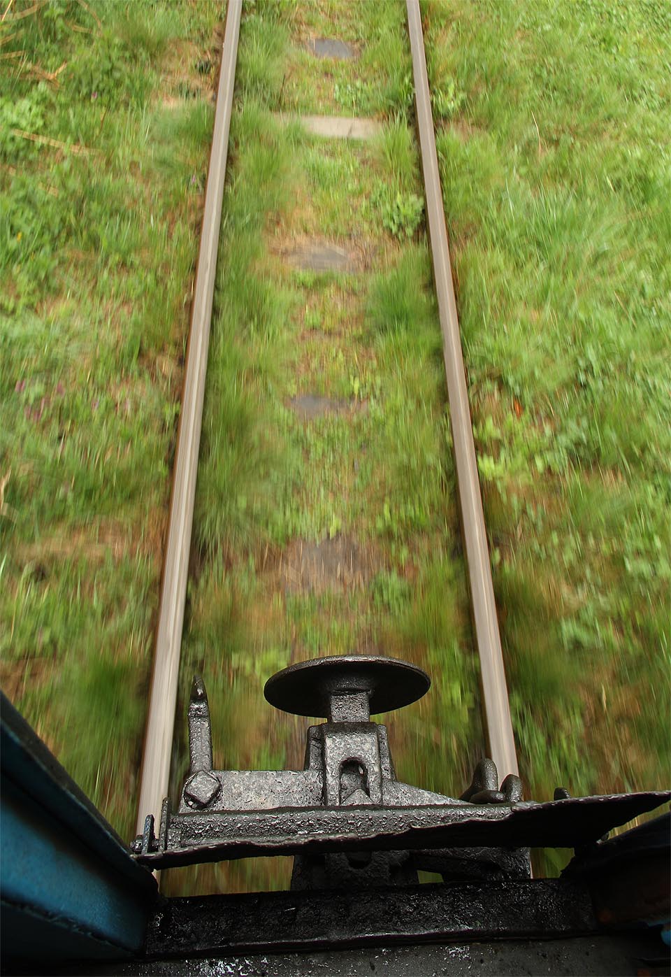 Vagóny jsou zde spřahovány jednoduchým, jednonárazníkovým spřáhlem, známým nejen z úzkokolejek bývalého SSSR.