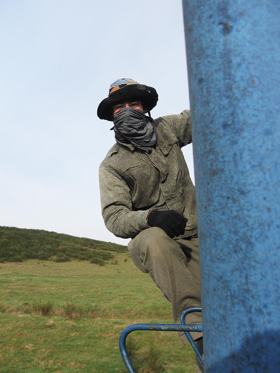 Cesta vlakem tu může být plná dobrodružství. Třeba, když se za jízdy ze střechy spustí bandita v klobouku a šátku a požádá vás laskavě o veškeré cennosti jako Tenkrát na východě.