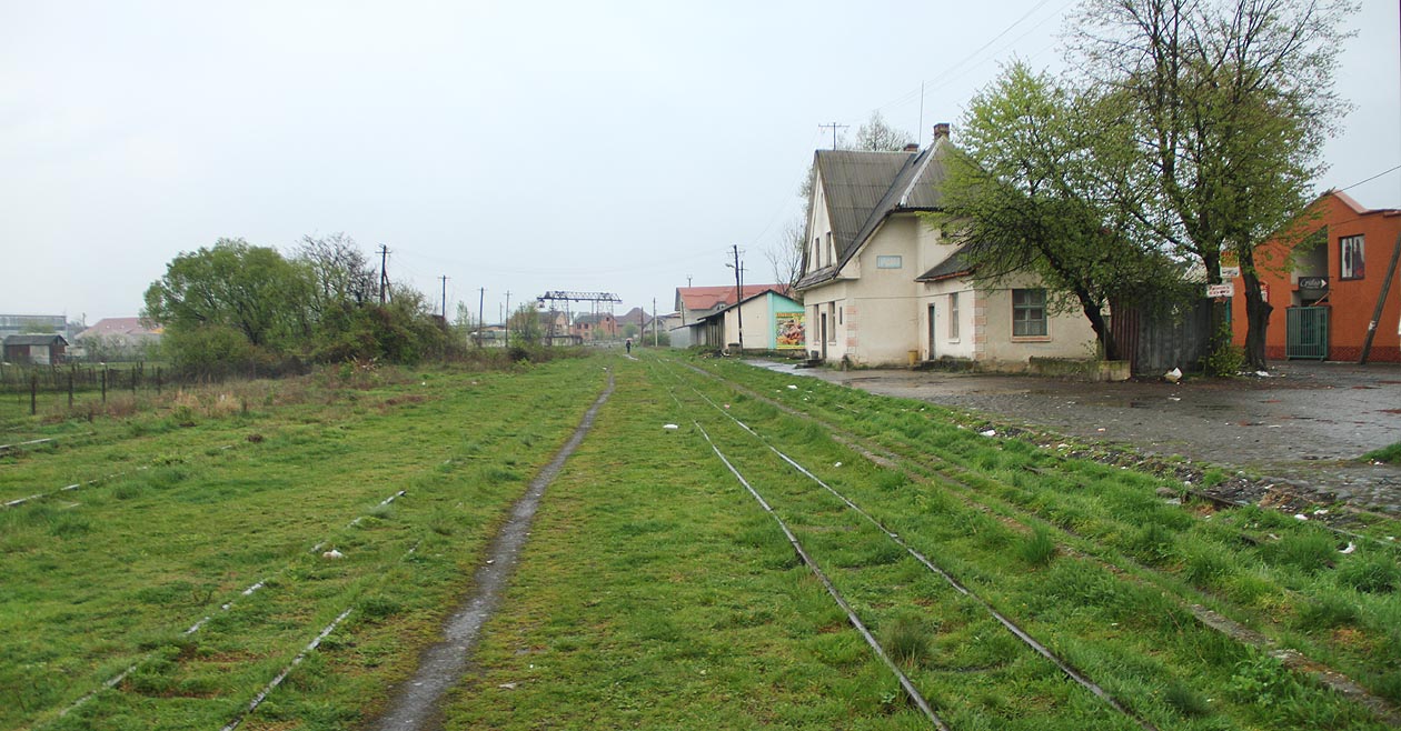 Posledních pět kolejí ve stanici Іршава na jaře roku 2017. Přijede sem ještě někdy vlak? Kdo ví. Koleje zarůstá jenom tráva na pražcích.