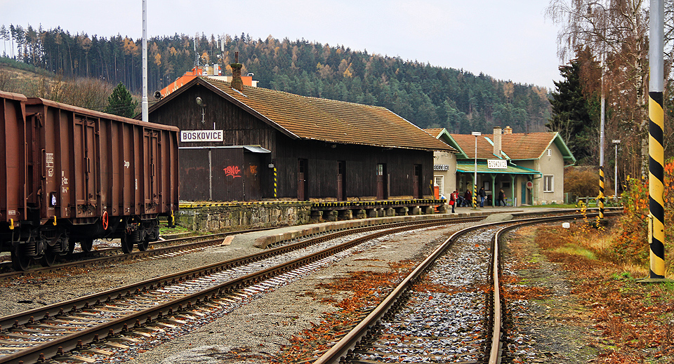 Při pohledu od severu zakrývá výpravní budova město a stanice vypadá, jako by ležela v lůně přírody.