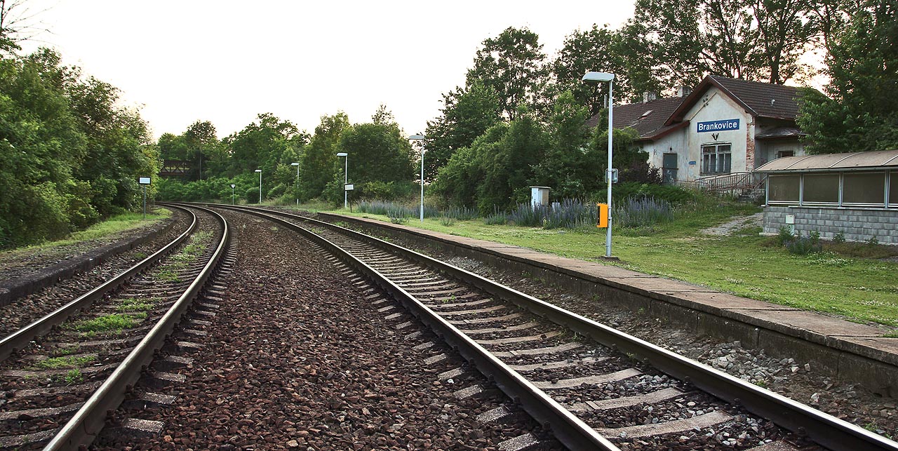 Pohled z kolejiště směr Brno. Druhou kolej k původní jednokolejce dostavěli v tomto úseku až v roce 1937.