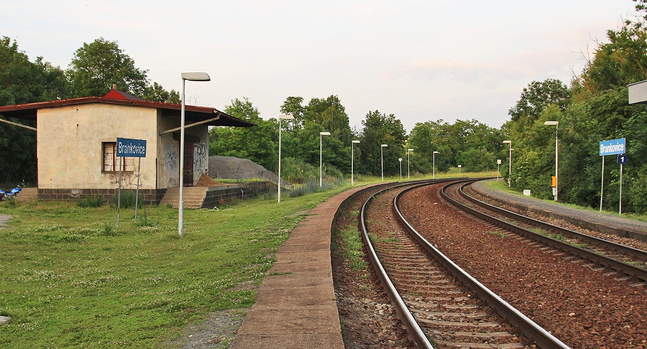 Pohled směr Kyjov a Veselí nad Moravou. Ke skladišti na levě straně oblouku vedla kdysi manipulační kolej, další se nacházela na hgraně svahu nad obcí vlevo za dlážděnou plochou před skladištěm (vlevo, mimo snímek).