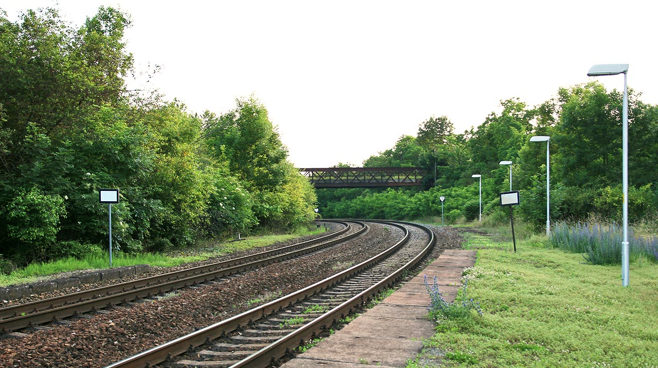 Pravděpodobně z doby zdvojkolejnění pochází též příhradový ocelový most, přes který dnes vede pouze nevýznamná polní cesta.