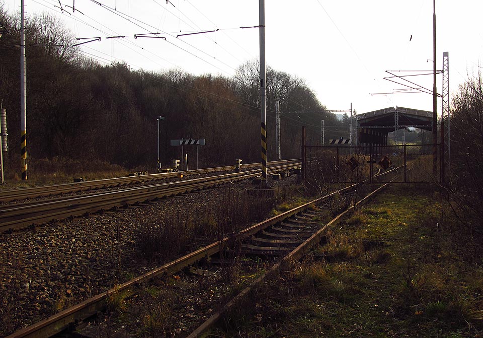 Tady stály vagóny s vězni čekajícími na umístění do koncentračního tábora.