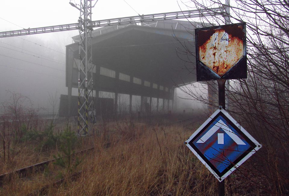 Místo v troleji, koluje nyní proud v solárních panelech elektrárny instalované na střeše nakládacího přístřešku.