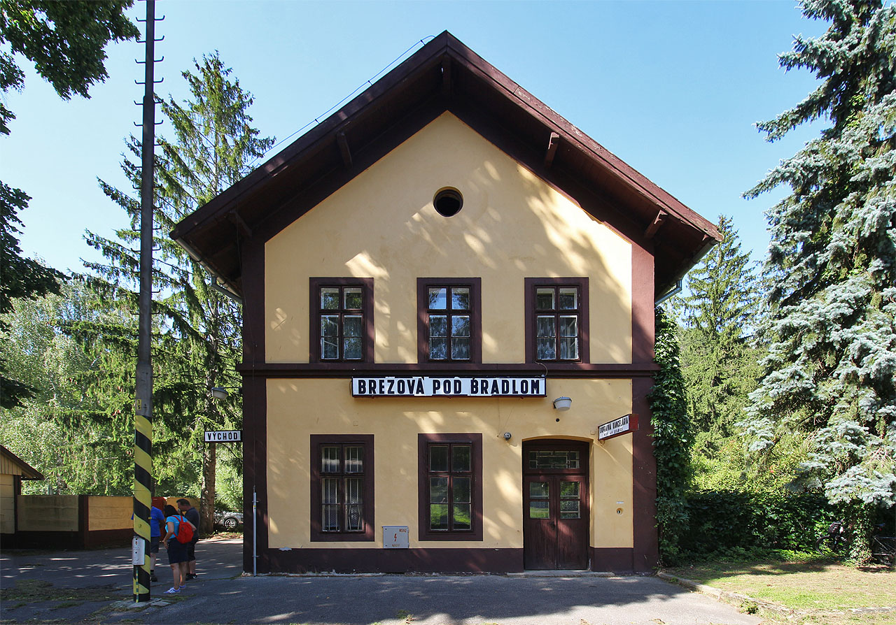 Pohled na jednoduchou fasádu stanice. Vysoké a štíhlé staniční budovy bez postranních křídel jsou typické pro slovenské regionální tratě.