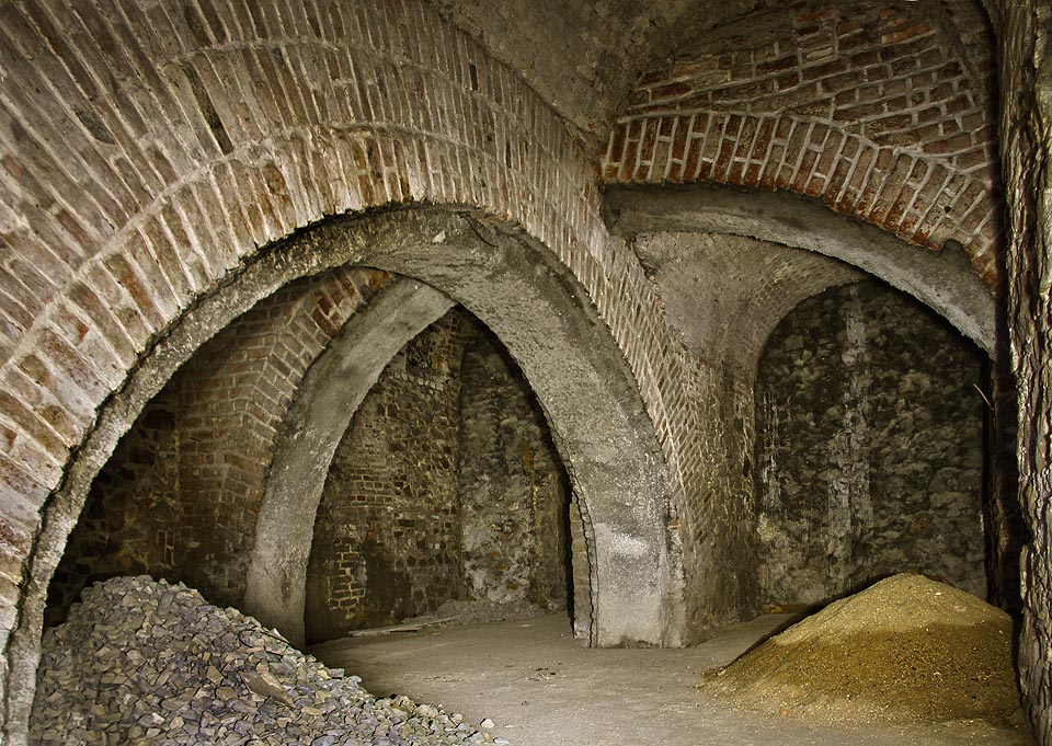 Řada podzemních prostor v Brně prošla nákladnou a citlivou sanací, díky kterým lze zajímavé prostory navštívit v téměř původním stavu (na snímku sklepení františkánského kláštera.
