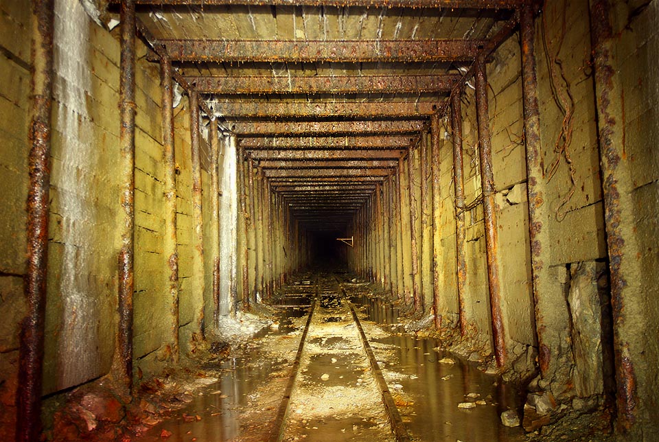 Zajímavé jsou ovšem i mladší stavby, zejména dopravní a vodohospodářské. Proslulá je třeba tramvajová štola pod Špilberkem.