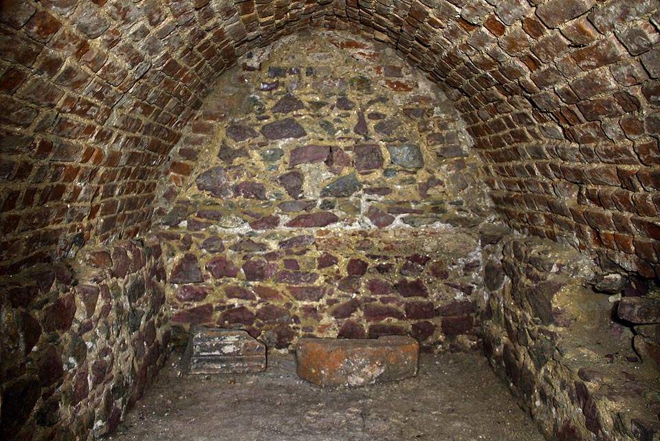 S troškou štěstí lze při průzkumu narazit dokonce na sklepy s gotickou klenbou, jako je tomu pod Jezuitskou ulicí.