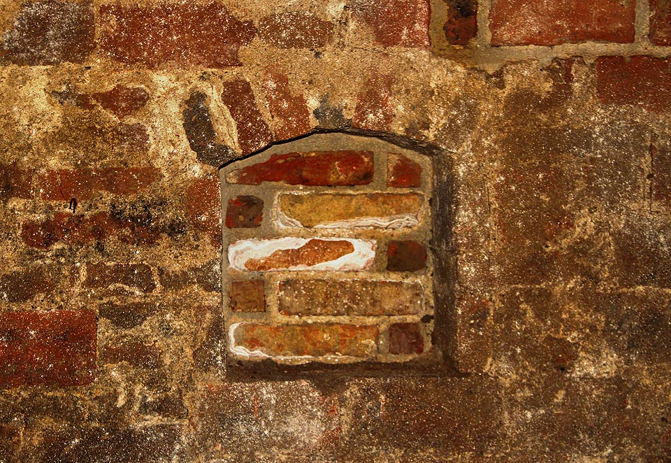 Součástí historických sklepů jsou téměř vždy výklenky ve zdi určené pro svíci nebo lampu, nazývané niky (na snímku nika pod Orlí ulicí).