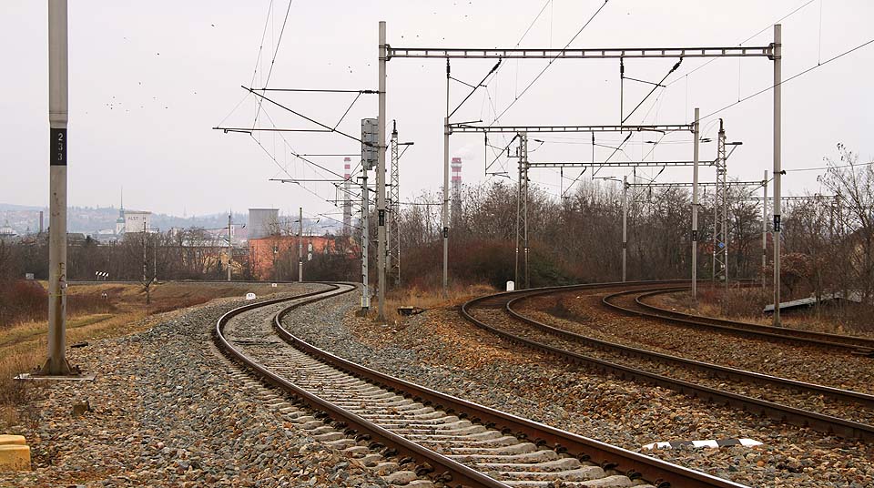 Na pohledu od západu je vidět vlastní odbočení jednokolejné Komárovské spojky (vlevo) od Vlárské dráhy vedoucí do Židenic. Budova odbočky se skrývá v křoví za levým okrajem fotky, vzdálena 300 m a bez přímého výhledu.