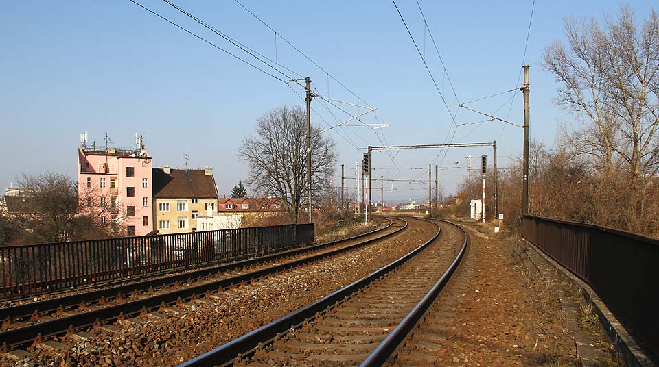 Pohled na odbočku od jihozápadu ve směru od dolního nádraží.