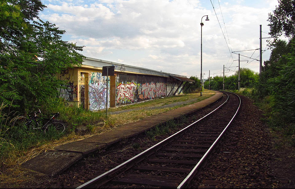 Zastávka vznikla v souvislosti s výstavbou jednokolejné Komárovské spojky, na které leží. Zastávka vznikla v souvislosti s výstavbou jednokolejné Komárovské spojky, na které leží.