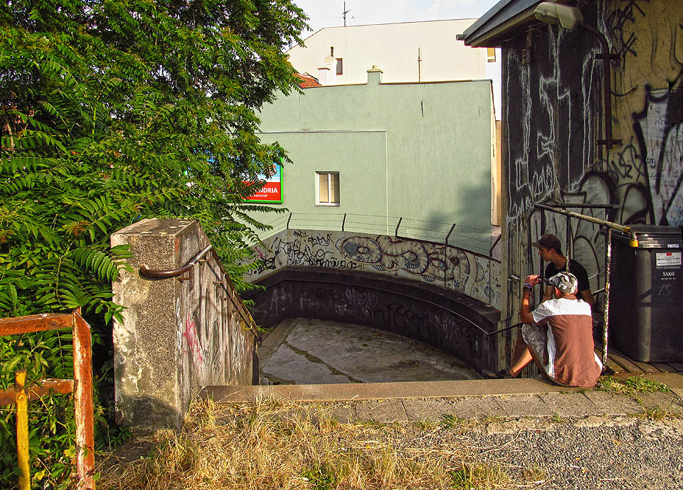 Díky své odlehlosti je zastávka Brno-Černovice místem působení nejrůznějších živlů. Díky své odlehlosti je zastávka Brno-Černovice místem působení nejrůznějších živlů.