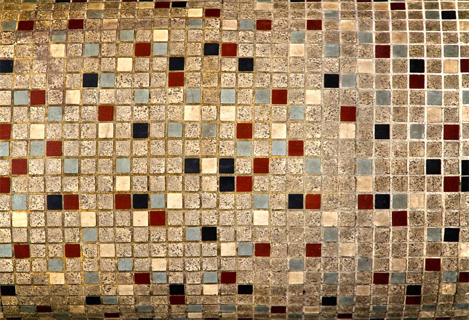 Bílá barva v mozaice nádražního sloupoví připomíná dávnou čistotu, o kterou stanice nenávratně přišla. Modrá značí velkorysost architektonického pojetí, po kterém zastávka vždy prahla, společně s temně rudou pak pýchu cestujících, kteří vystupují už v Řečkovicích a vyhýbají se Královu poli. Zlatá barva je přetavenou radostí nádražních psů a společně s černou a modrou značí milosrdnou tmu podchodu na nástupiště, která skryje všechna vandalství až zhasne i poslední lampa.