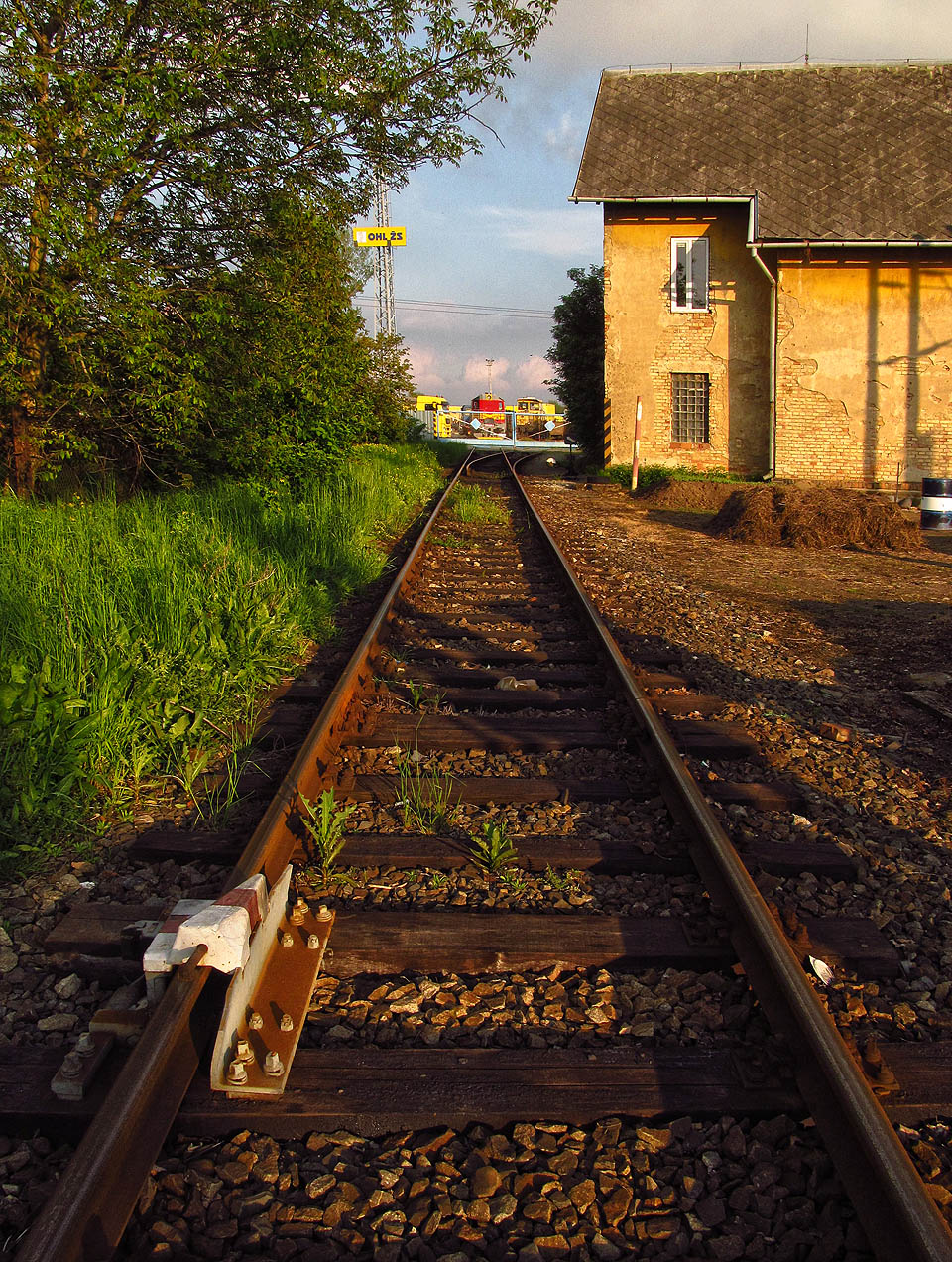 Výkolejka na přímé koleji vedoucí od stanice k bráně.
