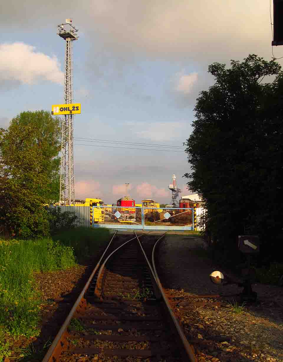 První výhybka vlečky se nachází ještě před branou, na volném prostranství nedaleko přejezdu do ulice Slatinka.