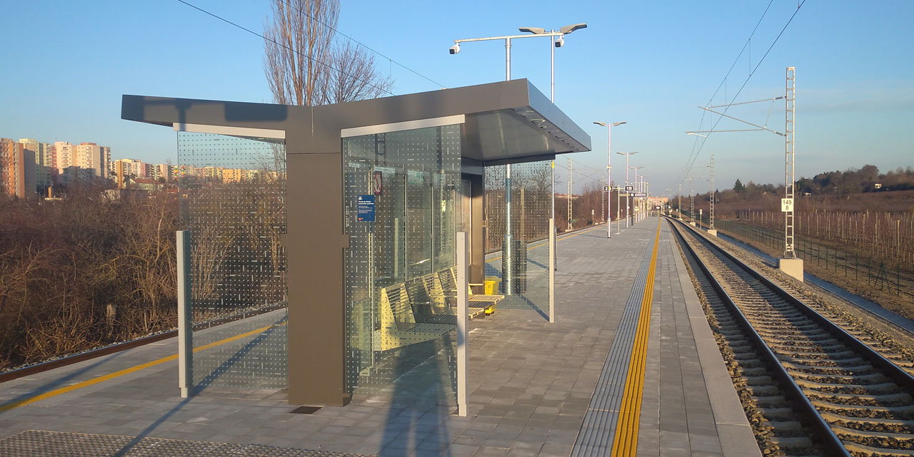 Jediným zázemím pro cestující čekající na vlak je chatrný skleněný přístřešek uprostřed nástupiště. Bedlivě ho hlídá dvojice kamer, díky kterým je i čtvrt roku od otevření zastávky v relativně dobrém stavu.