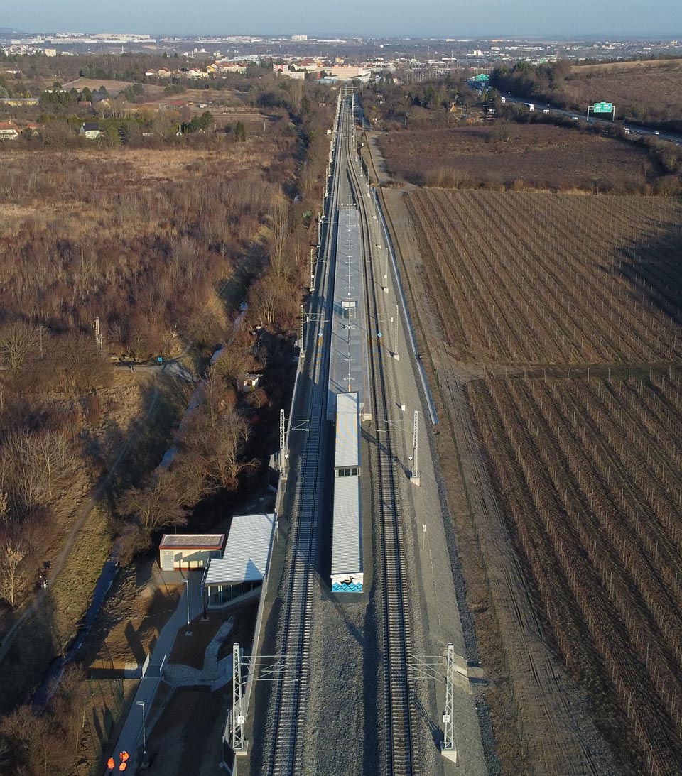 Západní straně světlíku podchodu dominuje černá lyska plující na vlnách říčky Leskavy. Ta protéká v těsné blízkosti zastávky, stejně jako na znaku a vlajce městské části.