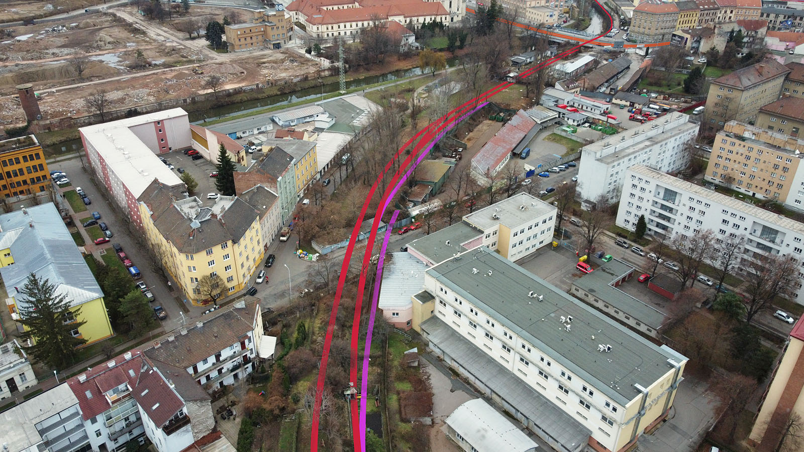 Při pohledu od severozápadu je dobře patrné místo, kde původní násep přehrazoval dnešní ulici Jana Svobody. Levá dopravní kolej procházela skrze stanici až k řece, z pravé manipulační koleje se k jihozápadu oddělovaly dvě (růžové) vlečky.