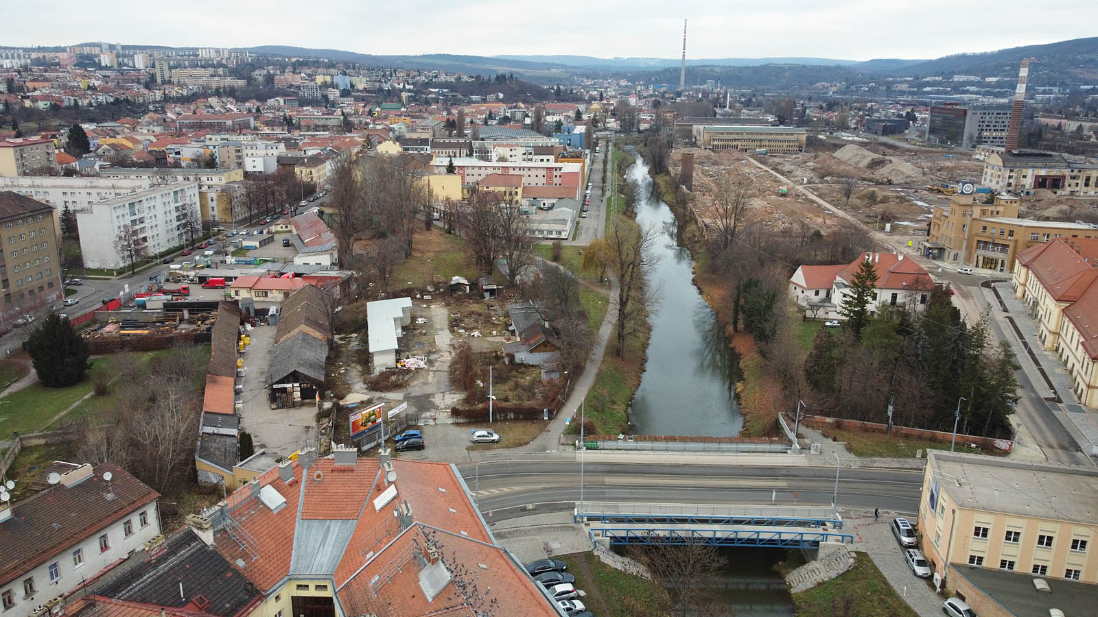Pohled k severu podél toku Svitavy. Na fotce je dobře vidět místo bývalého přejezdu a proti sobě stojící nádražní sklediště (vlevo) a výpravní budova (vpravo).