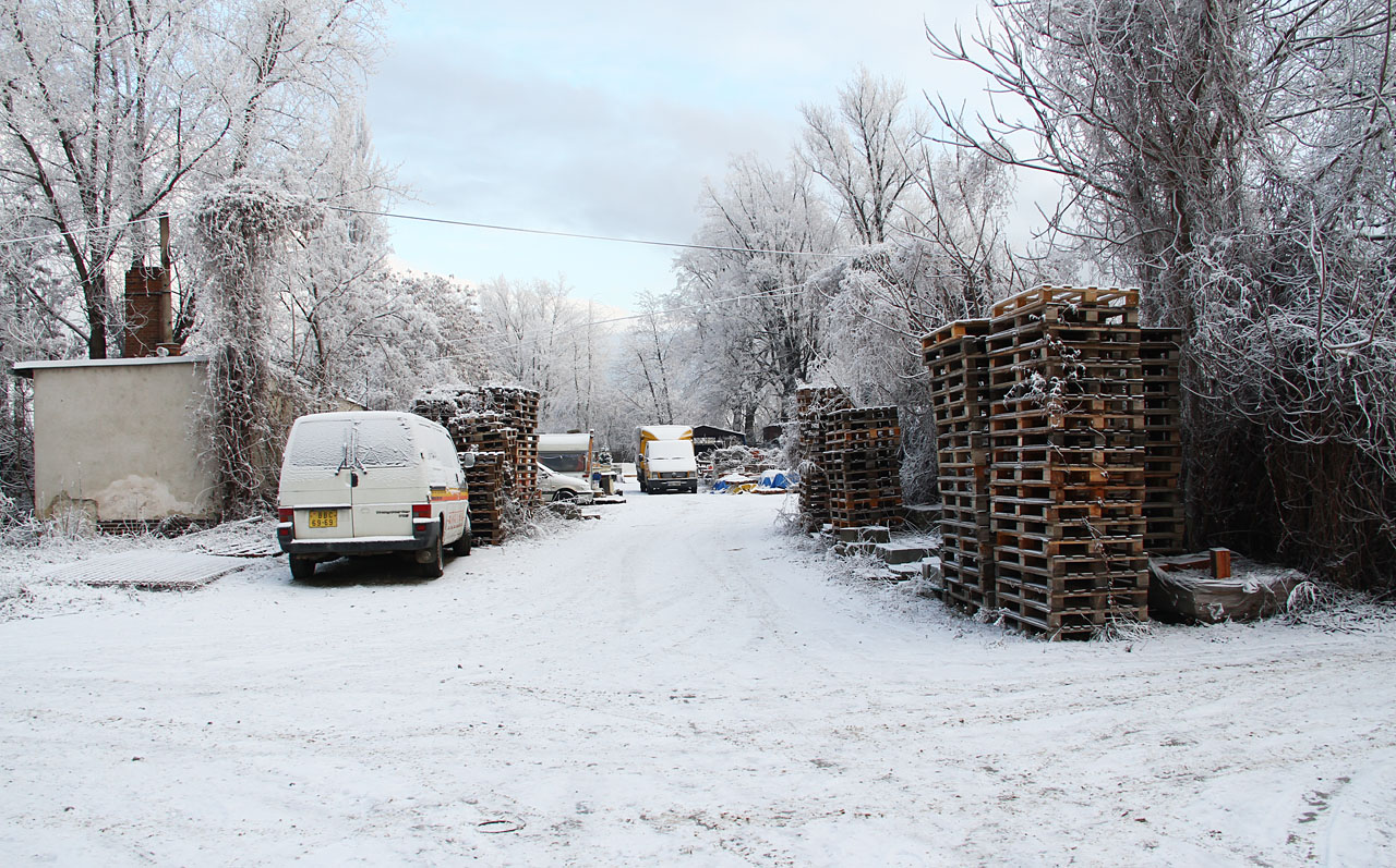 Na počátku roku 2017 byly stavebniny v plném provozu a někdejší kolejiště bylo zaskládáno materiálem a paletami.