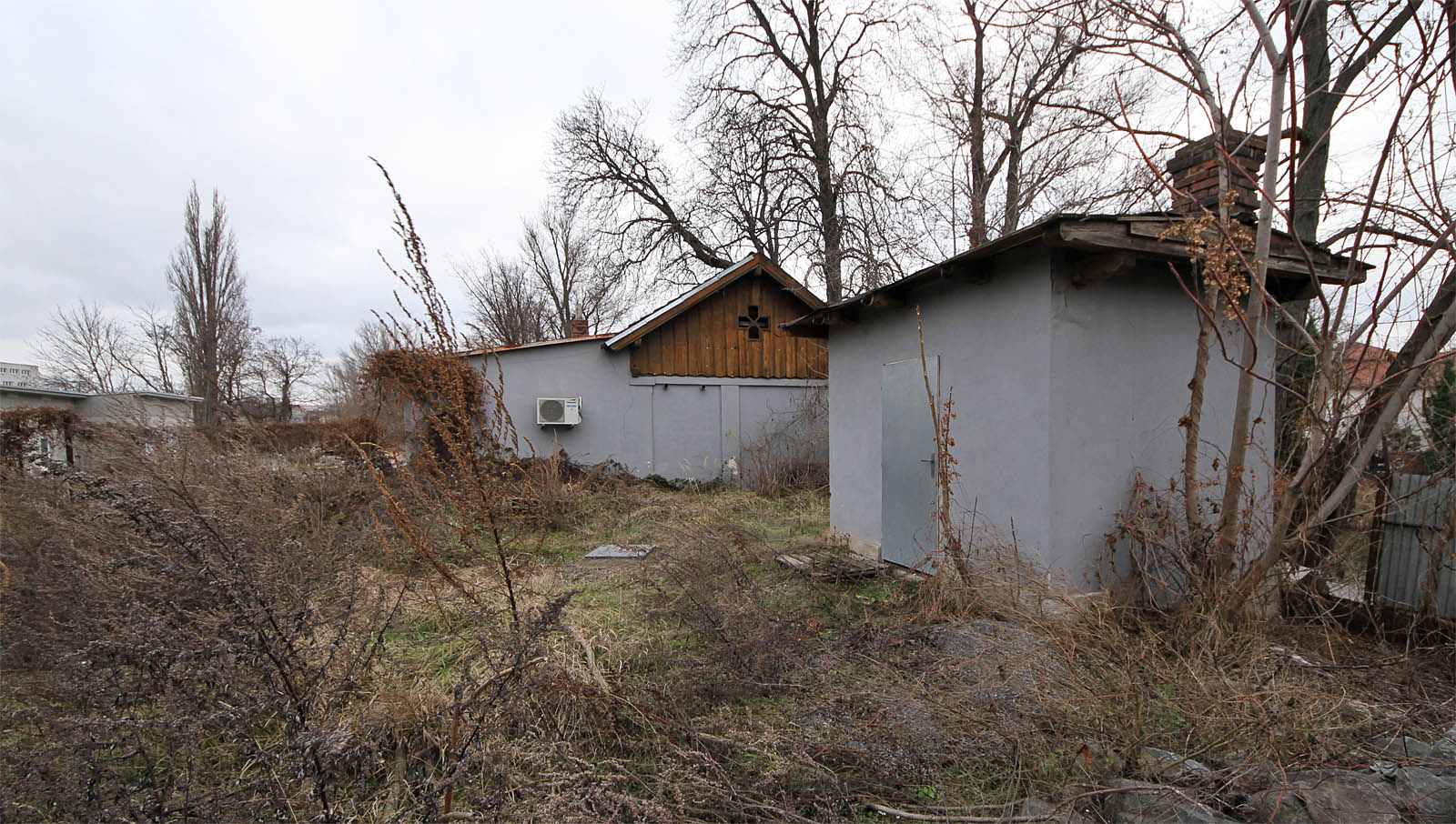 V popředí minimalistická budova stavědla č. 1 a současně závorářského stanoviště. Okna byla zrušena, dveře přezděny, ale komín od kamen zůstává na svém místě.