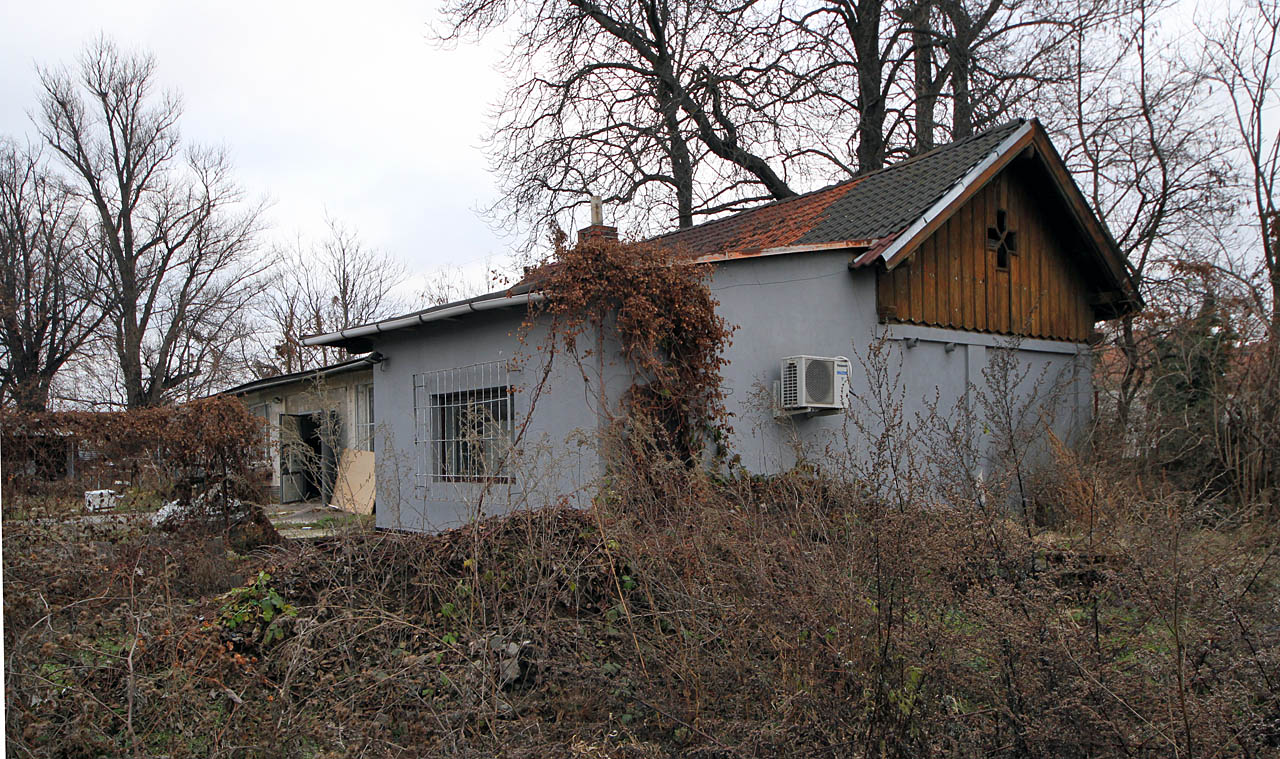 Pohled na původní staniční budovu je dnes prakticky nemožný - ze strany od řeky je prakticky zničená místními živly, od kolejiště zakrytá přístavbou dopravní kanceláře a ze severní strany čekárnou. Pouze jižní štít s oknem ve štítě ve tvaru kříže se nezměnil od roku 1885.