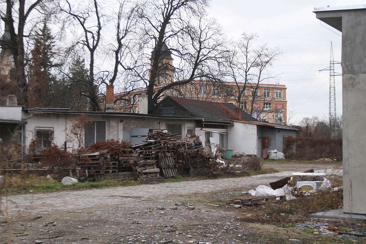 Pohled na stanici s továrnou Mitop v pozadí.