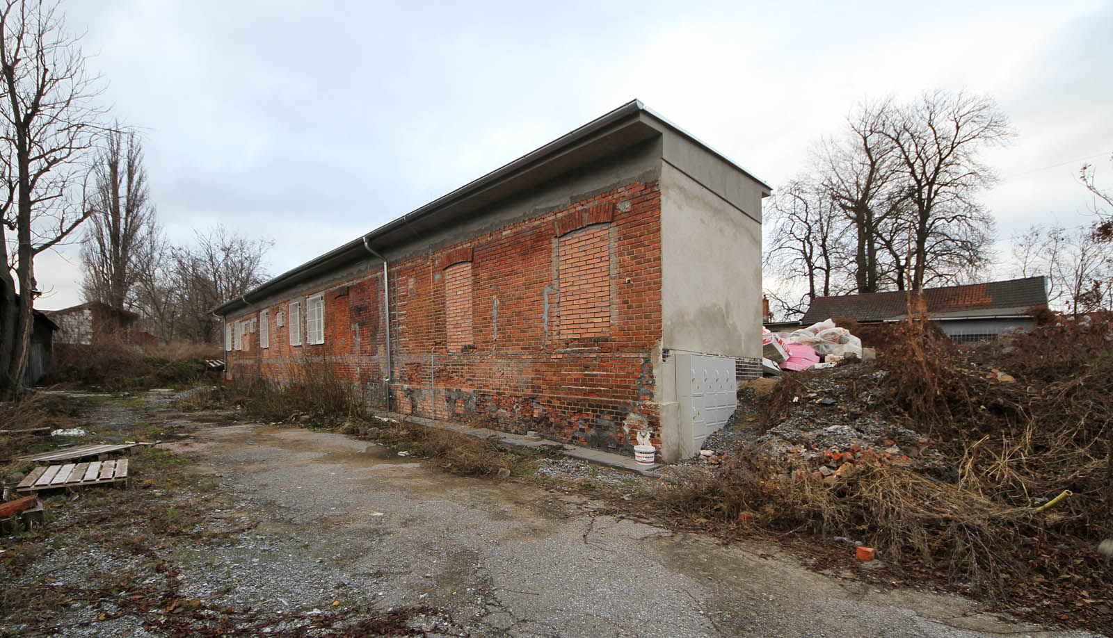 Příjezd byl možný i z opačné strany od kolejiště. Vpravo vykukuje střecha výpravní budovy.