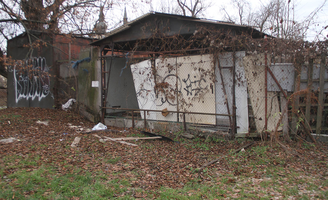 V pravě dolní čtvrtině fotky z prosince 2021 je i šedesát let po ukončení provozu patrná poslední kolejnice ve stanici, odpovídající přesně poloze jediné dopravní koleje.