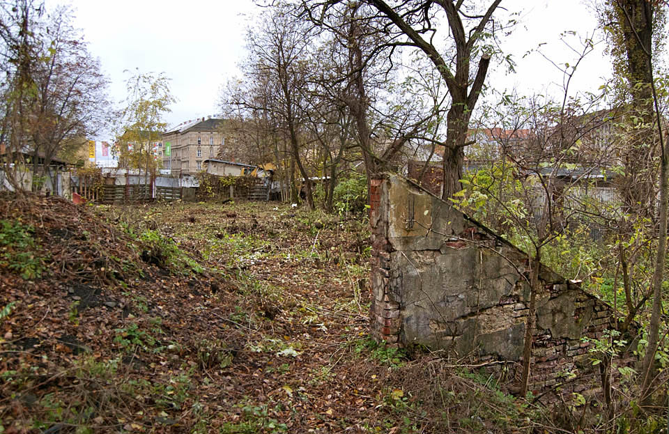 Pozůstatky výsypek na uhlí na vlečce do uhelných skladů.