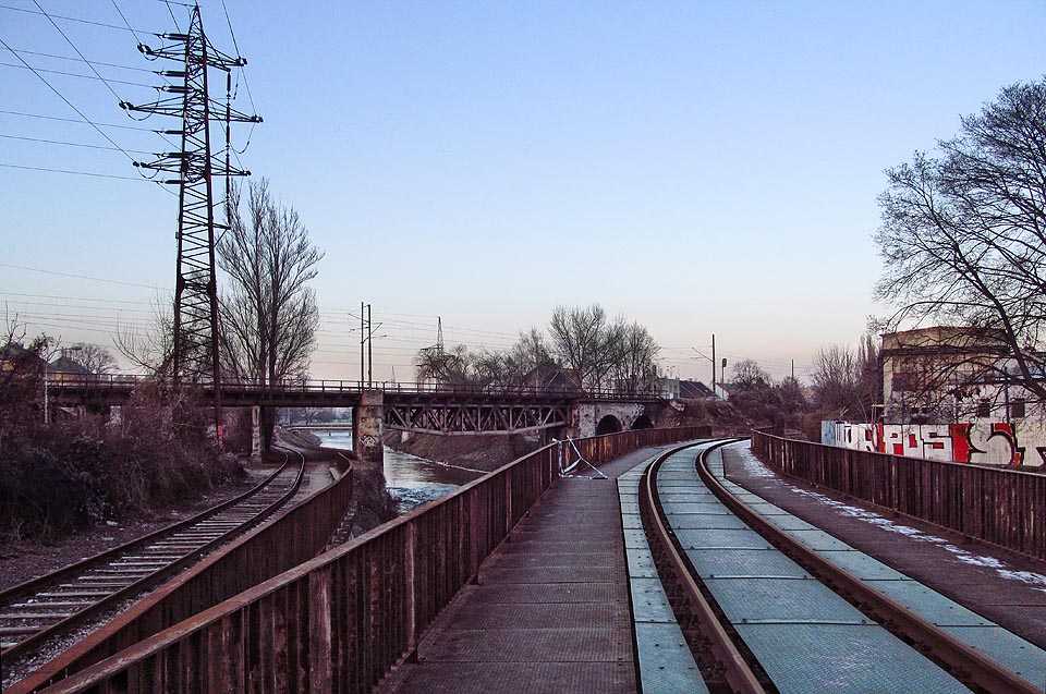 Současné připojení Svitavské pobřežní dráhy k železniční síti SŽDC vede po mostě přes řeku Svitavu. Pohled na sever proti proudu: kolej vlevo míří k nákladišti Radlas, kolej vpravo vede přes most do stanice Brno Židenice a v pozadí je vidět vyvýšené těleso a most dráhy Brno - Česká Třebová.