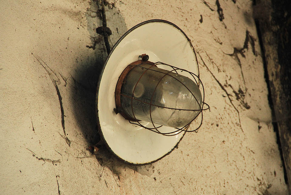 Bez nádražních reflektorů by to nebylo ono. Ale kde je žárovka?