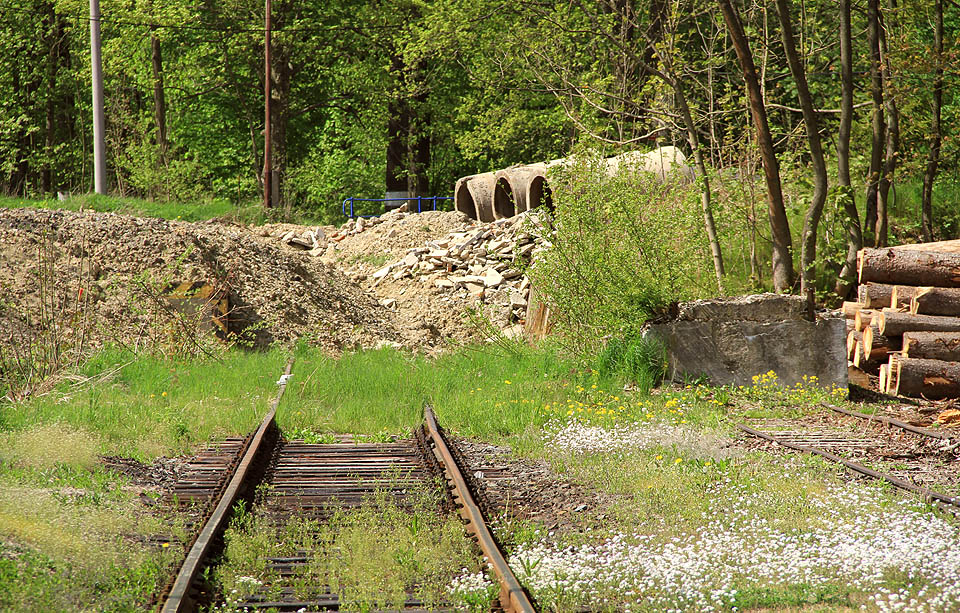 Toto je úplný konec trati ze Suchdolu do Budišova. Plánované prodloužení do Dvorců (kde končila úzkokolejka z Ondrášova) se nikdy neuskutečnilo.