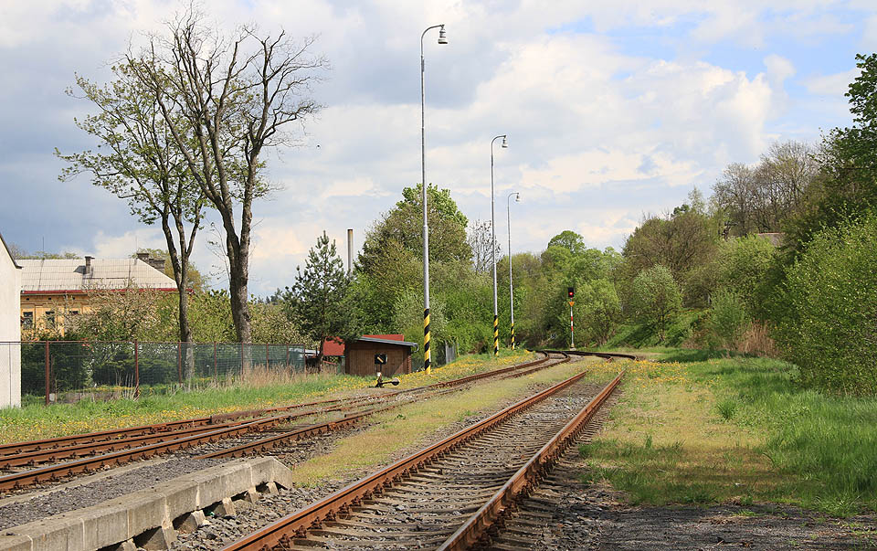 Pohled na východní zhlaví stanice. Kolejišti po redukci chybí jedna kolej.