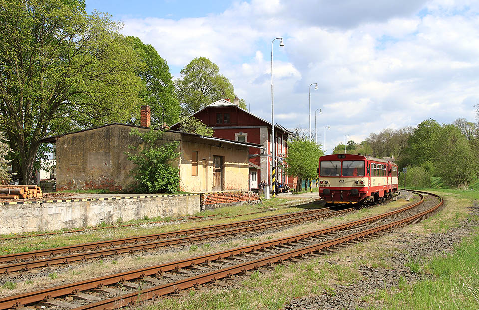 V roce 2015 zajišťovaly vozbu na trati proslulé motoráky řady 810 s vlečňáky 010. Vandrácká klasika přelomu tisíciletí.