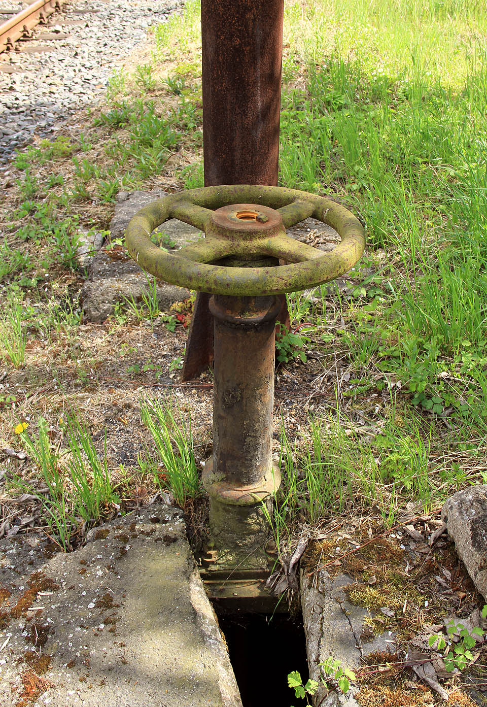 V jednoduchosti je krása, dalo by se hořce zaplakat nad litinovým kohoutem vodního jeřábu obrůstajícího mechem.