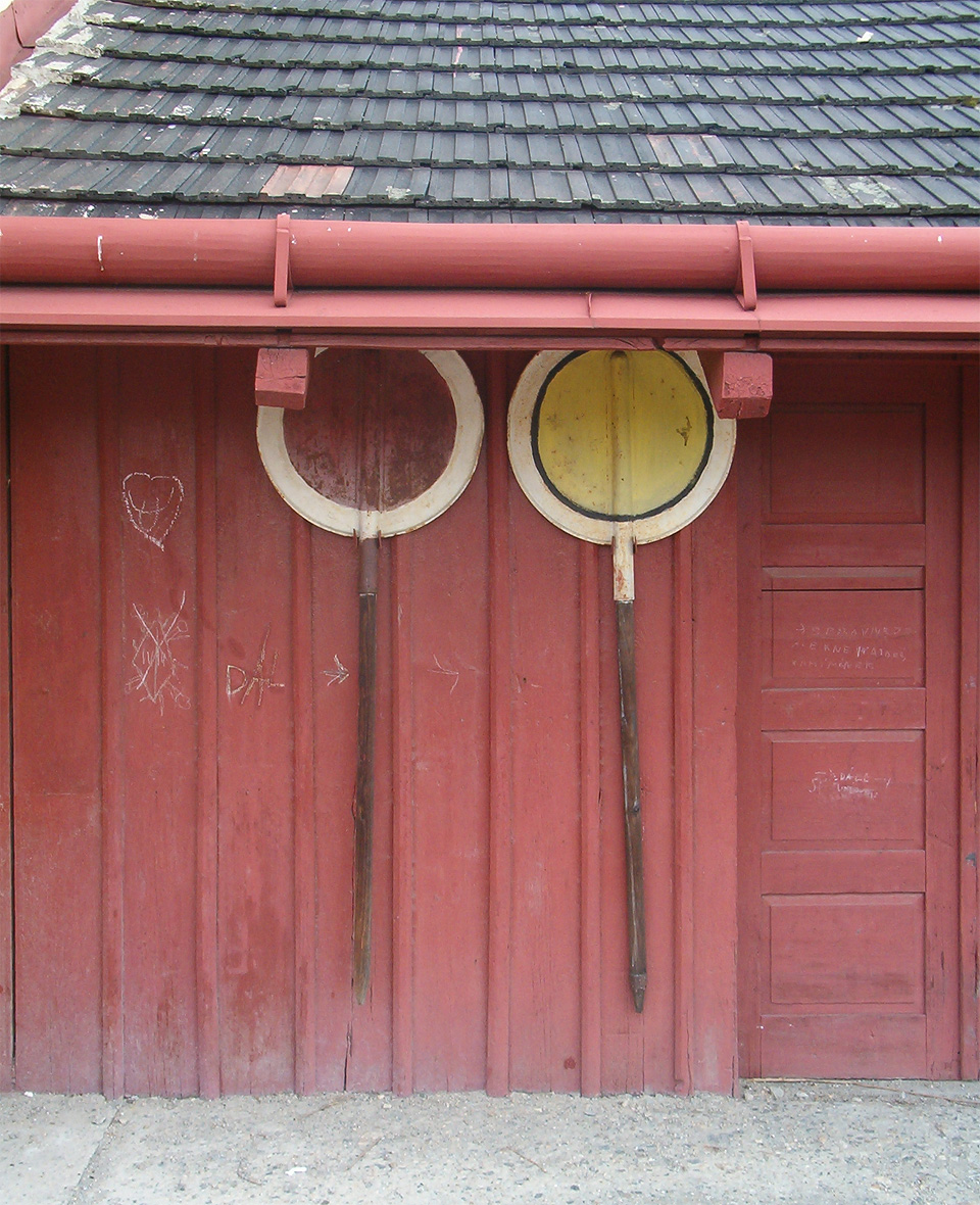 Návěstní terče stůj a vbýstraha ve stanici Budišov u Třebíče.