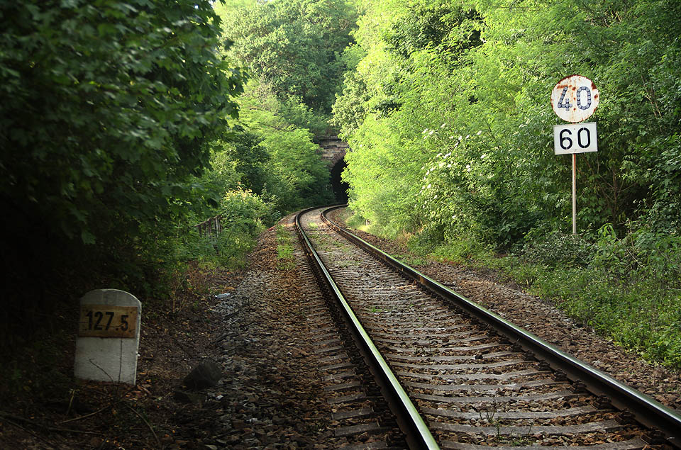 Jižní portál Budkovického tunelu se nachází necelé dva kilometry cesty po dráze od zastávky Budkovice.