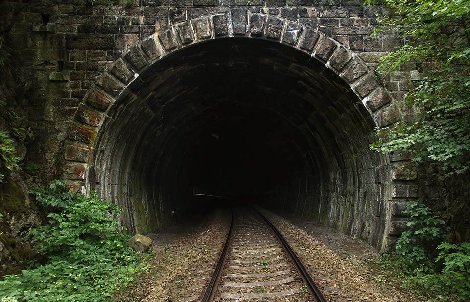 Z útrob hory vydechuje cosi lákavě tajuplného.