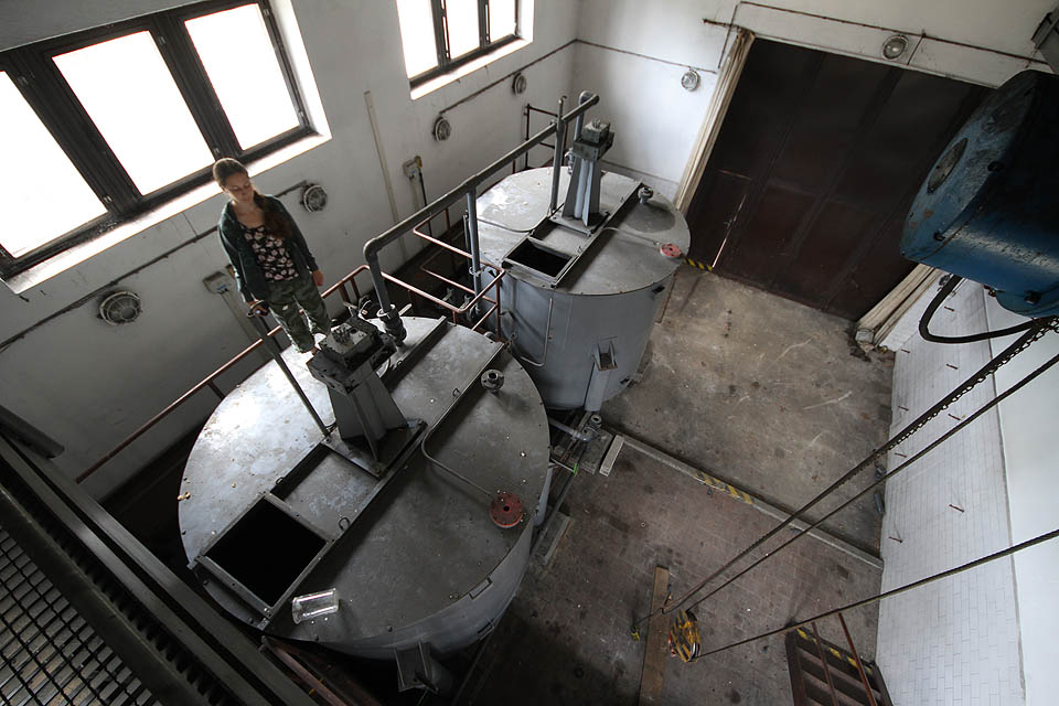 Malý portálový jeřáb sloužil k manipulaci s kontejnery práškového aktivního uhlí.