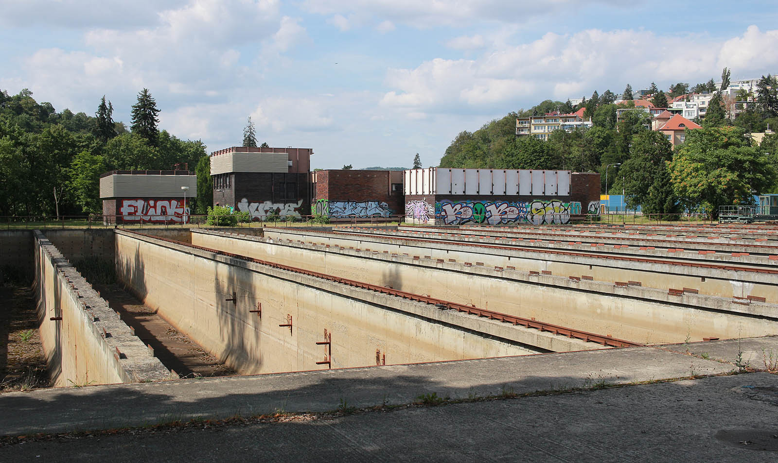 Pohled na budovu z Pisárecké ulice od mostu přes řeku Svratku dává nejen díky vyschlým usazovacím nádražím tušit, že tady už žádná voda nepoteče.