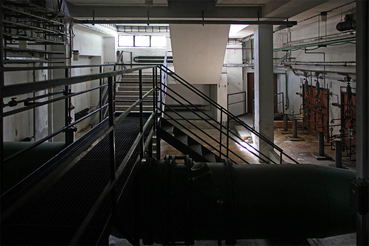 Kouzelná hra světel a stínů dělá ze suterénu homogenizační budovy tajuplné místo. Potrubí se tu kříží s lávkami a kabely v několikaúrovňové spleti.